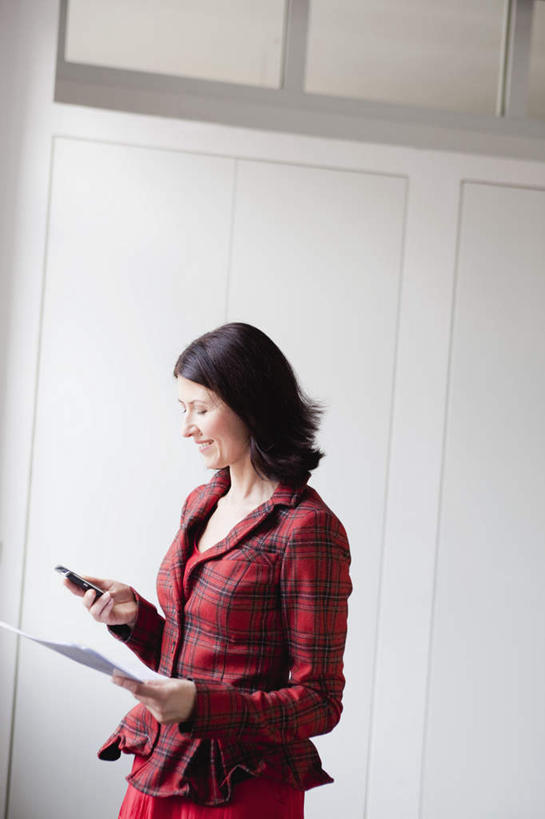 西方人,一个人,商务人士,商务女性,站,打电话,竖图,室内,白天,侧面,窗户,电话,手机,欧洲,欧洲人,仅一个女性,仅一个人,握,套装,材料,档案,文件,纸,墙,拿,拿着,注视,通讯设备,玻璃窗,墙壁,墙面,手稿,资料,观察,看,站着,仅一个中年女性,握着,观看,证明,察看,关注,文档,商务装,工薪阶层,交流,女人,女性,中年女性,白种人,白领,上班族,沟通,通话,站立,半身,彩图