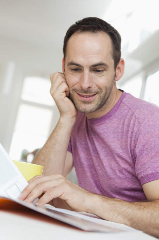 西方人,一个人,坐,竖图,室内,白天,正面,窗户,桌子,欧洲,欧洲人,仅一个男性,仅一个人,仅一个中年男性,撑,握,服装,材料,档案,文件,纸,办公桌,墙,拿,拿着,托腮,注视,休闲装,玻璃窗,墙壁,墙面,衣服,手稿,资料,观察,看,托,休闲,休闲服,握着,服饰,观看,证明,察看,关注,托下巴,文档,男人,男性,中年男性,白种人,坐着,半身,彩图