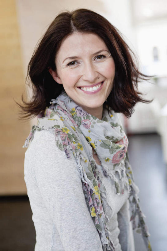 西方人,一个人,笑,微笑,露齿笑,竖图,室内,白天,侧面,欧洲,欧洲人,仅一个女性,仅一个人,服装,装饰,墙,注视,休闲装,墙壁,墙面,衣服,围巾,观察,看,仅一个中年女性,休闲,温暖,休闲服,服饰,围脖,观看,保暖,华丽,点缀,察看,御寒,关注,衬托,美观,雅致,雅观,女人,女性,中年女性,白种人,半身,彩图