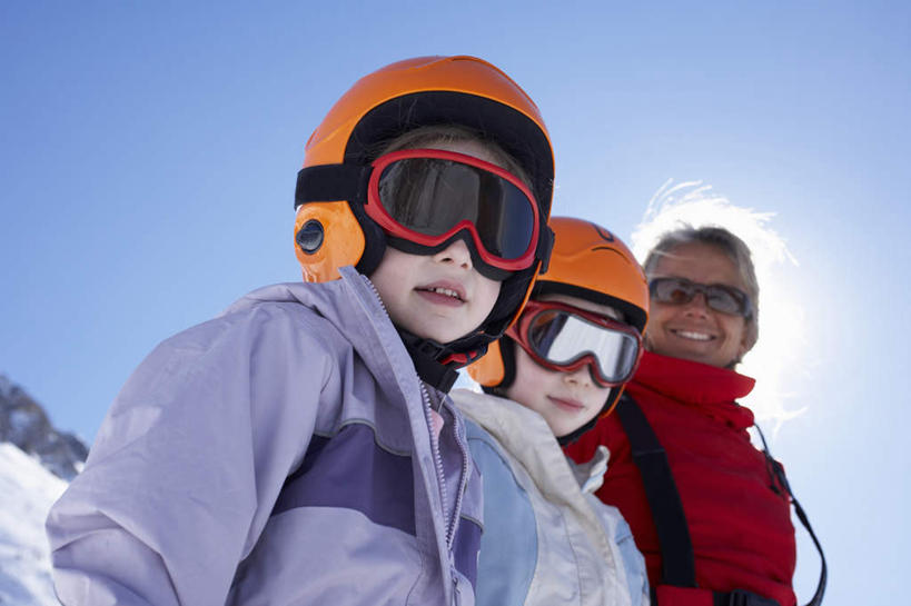 西方人,儿童,中年人,三个人,家庭,母亲,女儿,儿子,站,笑,微笑,露齿笑,横图,室外,白天,仰视,纯洁,安全,雪,植物,大雪,帽子,欧洲,欧洲人,阴影,服装,光线,头盔,眼镜,影子,积雪,雪景,冬季,冬天,防护,注视,树,树木,小孩,衣服,蓝色,绿色,蓝天,天空,阳光,自然,安全帽,天,观察,看,站着,温暖,温馨,母女,母子,一家人,寒冷,可爱,母爱,童年,童趣,服饰,生长,晴朗,成长,观看,保暖,护目镜,保护,和睦,察看,御寒,关注,滑雪镜,保险,滑雪服,童真,烂漫,无邪,万里无云,保全,周全,安稳,安定,严寒,安全防护眼镜,竞技服,旅游服,冬装,平安,天真,男孩,男人,男性,女孩,女人,女性,中年女性,白种人,孩子,晴空,晴空万里,站立,半身,彩图,低角度拍摄,雪镜,融洽,防护眼镜,男生,女生