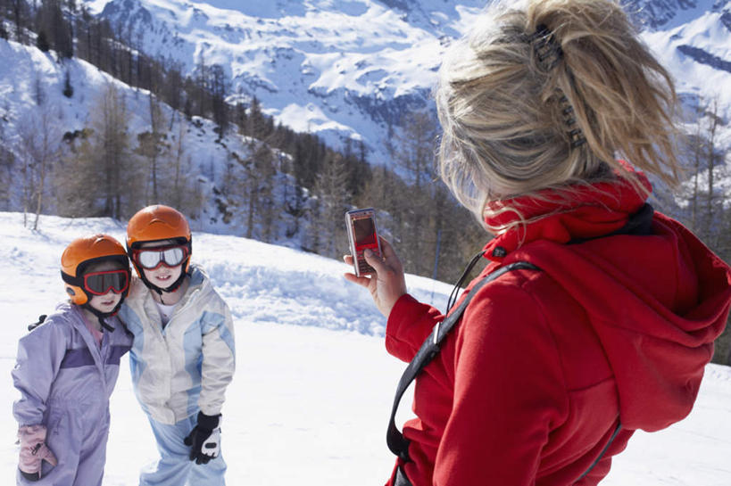 西方人,儿童,中年人,背部,三个人,家庭,母亲,女儿,儿子,站,笑,打电话,微笑,横图,室外,白天,正面,纯洁,安全,雪,植物,大雪,电话,帽子,手机,欧洲,欧洲人,握,阴影,服装,装饰,光线,头盔,眼镜,影子,积雪,雪景,冬季,冬天,防护,拿,拿着,注视,通讯设备,树,树木,小孩,衣服,蓝色,绿色,蓝天,天空,阳光,自然,安全帽,手套,天,观察,看,站着,温暖,温馨,母女,母子,一家人,寒冷,可爱,母爱,童年,童趣,握着,服饰,生长,晴朗,成长,观看,保暖,护目镜,保护,华丽,点缀,和睦,察看,御寒,关注,滑雪镜,保险,滑雪服,童真,烂漫,无邪,万里无云,保全,周全,安稳,安定,衬托,美观,雅致,雅观,严寒,安全防护眼镜,竞技服,旅游服,冬装,交流,平安,天真,男孩,男人,男性,女孩,女人,女性,中年女性,白种人,孩子,晴空,晴空万里,沟通,通话,站立,半身,彩图,雪镜,融洽,防护眼镜,男生,女生