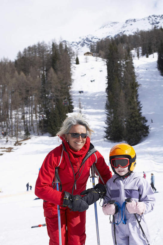 西方人,儿童,中年人,两个人,家庭,母亲,儿子,站,竖图,室外,白天,正面,纯洁,安全,雪,植物,大雪,帽子,欧洲,欧洲人,握,服装,工具,器材,头盔,眼镜,积雪,雪景,冬季,冬天,防护,拿,拿着,注视,运动器械,树,树木,小孩,衣服,蓝色,绿色,蓝天,天空,自然,安全帽,天,观察,看,站着,温暖,温馨,母子,一家人,器械,健身器械,寒冷,可爱,母爱,童年,童趣,握着,服饰,生长,晴朗,成长,拐杖,观看,保暖,护目镜,保护,滑雪杖,和睦,察看,御寒,关注,滑雪镜,保险,健身器材,滑雪服,滑雪装备,童真,烂漫,无邪,万里无云,保全,周全,安稳,安定,严寒,辅助设备,安全防护眼镜,竞技服,旅游服,冬装,平安,天真,男孩,女人,女性,中年女性,白种人,孩子,晴空,晴空万里,站立,半身,彩图,雪镜,融洽,防护眼镜,运动器材,男生