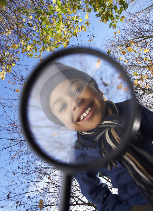 西方人,儿童,一个人,站,笑,微笑,露齿笑,竖图,室外,白天,仰视,纯洁,仪器,植物,帽子,欧洲,非洲,黑人,欧洲人,仅一个男性,仅一个人,弯腰,握,检查,装饰,反射,分析,科学,放大镜,拿,拿着,注视,树,树木,小孩,蓝色,绿色,蓝天,天空,自然,围巾,天,观察,看,站着,仅一个小孩,温暖,可爱,清晰,探索,童年,童趣,握着,生长,放大,晴朗,成长,围脖,观看,保暖,仔细,华丽,点缀,透镜,察看,凸透镜,聚焦,御寒,关注,童真,烂漫,无邪,万里无云,光学,清楚,弯身,衬托,美观,雅致,雅观,棉帽,天真,男孩,男人,男性,非洲人,孩子,晴空,晴空万里,站立,半身,彩图,低角度拍摄,男生