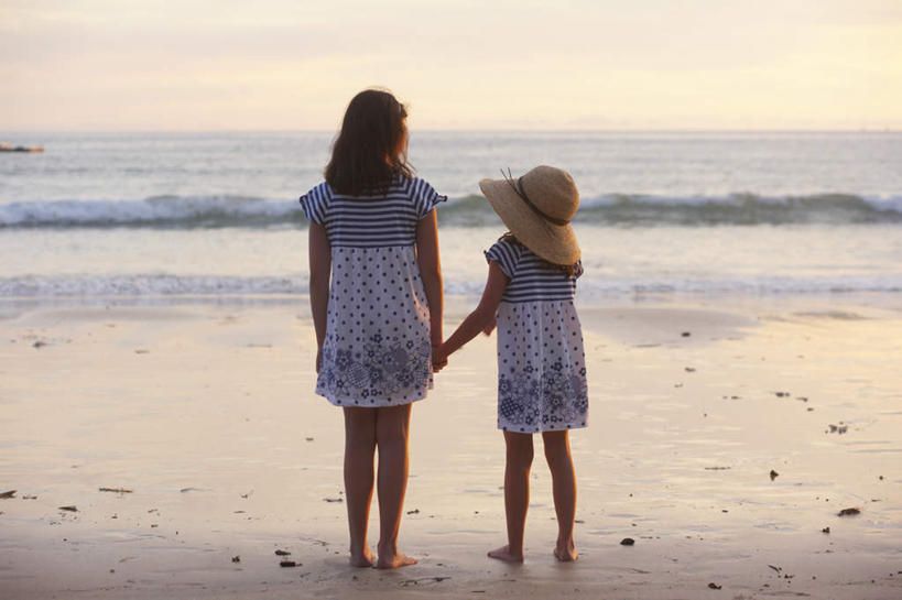 西方人,儿童,两个人,伙伴,朋友,站,握手,横图,室外,白天,友谊,纯洁,海浪,海洋,沙滩,帽子,欧洲,欧洲人,牵,服装,草帽,沙子,海岸,浪花,水平线,云,云朵,辽阔,海平线,沙地,云彩,注视,休闲装,小孩,背面,衣服,蓝色,白云,蓝天,天空,海水,天,观察,看,站着,休闲,广阔,休闲服,可爱,童年,童趣,服饰,晴朗,观看,牵着,一望无际,察看,关注,海景,童真,烂漫,无邪,无边无际,一马平川,天真,友情,女孩,女人,女性,白种人,大海,风浪,海,海水的波动,海滩,近岸浪,涌浪,晴空,搀手,拉手,手拉手,手握手,站立,彩图,全身,水天相接,水天一线,女生