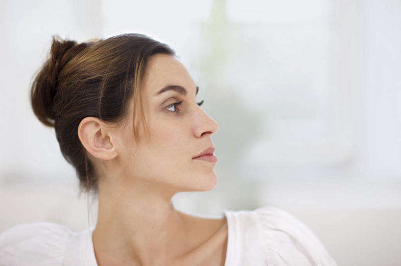 西方人,脸,头,脸颊,一个人,客厅,坐,横图,室内,特写,白天,正面,窗户,欧洲,欧洲人,仅一个女性,仅一个人,服装,朦胧,模糊,棕色,扭头,注视,休闲装,肩膀,玻璃窗,衣服,观察,看,转头,仅一个中年女性,休闲,休闲服,服饰,观看,察看,起居室,关注,客堂,女人,女性,中年女性,白种人,头部,直发,脸部,脸蛋,面部,坐着,半身,彩图,短发