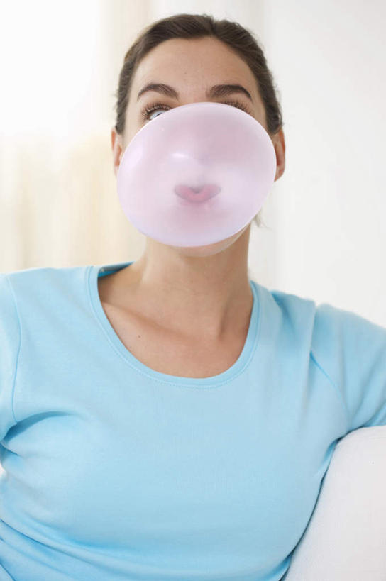 西方人,一个人,客厅,坐,竖图,室内,白天,正面,窗帘,靠垫,沙发,欧洲,欧洲人,仅一个女性,仅一个人,服装,装饰,食品,糖果,靠枕,软糖,注视,休闲装,食物,衣服,蓝色,帘子,泡泡,垫子,枕头,甜食,吹,观察,看,仅一个中年女性,休闲,休闲服,遮阳,服饰,观看,华丽,修饰,点缀,泡泡糖,察看,起居室,关注,布艺沙发,衬托,美观,雅致,雅观,客堂,女人,女性,中年女性,白种人,坐着,半身,彩图