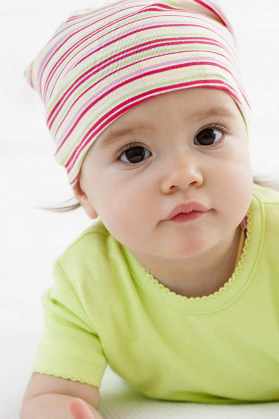 西方人,婴儿,儿童,脸,头,脸颊,胸,一个人,竖图,室内,特写,白天,正面,纯洁,欧洲,欧洲人,仅一个人,服装,头巾,注视,休闲装,肩膀,小孩,衣服,观察,看,趴着,休闲,休闲服,可爱,服饰,活泼,观看,察看,关注,宝宝,纯真,烂漫,无邪,伶俐,天真,白种人,孩子,头部,胸部,脸部,脸蛋,面部,趴,半身,彩图