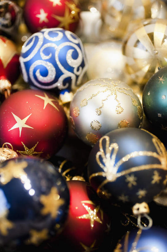 无人,竖图,俯视,室内,特写,白天,静物,圣诞节,一堆,许多,堆叠,堆积,节日,朦胧,模糊,庆祝,装饰,挂饰,圣诞球,很多,文化,球,庆典,球体,纪念,堆,华丽,修饰,点缀,衬托,美观,雅致,雅观,彩图,高角度拍摄