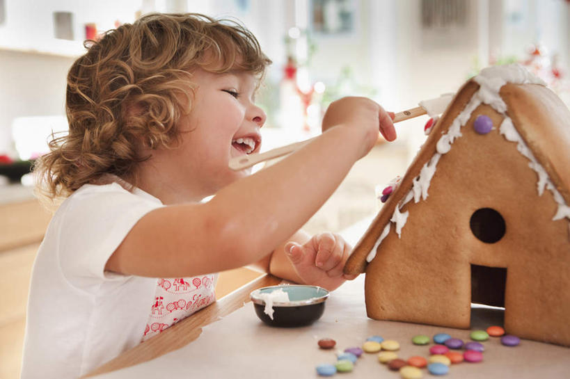 点心,西方人,儿童,一个人,站,举,笑,微笑,露齿笑,横图,彩色,室内,白天,正面,绘画,纯洁,厨房,桌面,桌子,欧洲,圣诞节,欧洲人,仅一个女性,仅一个人,许多,握,服装,节日,朦胧,模糊,庆祝,艺术,笔,陶瓷,墙,食品,糖,糖果,甜点,甜品,办公用品,陶瓷制品,很多,拿,拿着,注视,休闲装,文化,墙壁,墙面,文具,食物,糕点,一个,小孩,衣服,画笔,容器,学习用品,碗,饼干,甜食,零食,观察,看,托,站着,仅一个小孩,庆典,休闲,休闲服,可爱,童年,童趣,握着,服饰,单个,观看,纪念,储藏,五颜六色,颜料,文具用品,美术,色彩斑斓,察看,储存,关注,五彩缤纷,童真,硬糖,烂漫,无邪,姜饼,五彩斑斓,五光十色,姜饼屋,德式姜饼,天真,女孩,女人,女性,白种人,孩子,举起,举手,举着,向上举,向上伸,向上托,站立,半身,彩图,灶间,丙烯颜料,厨房料理台,圣诞姜饼屋,贮存,女生,料理台