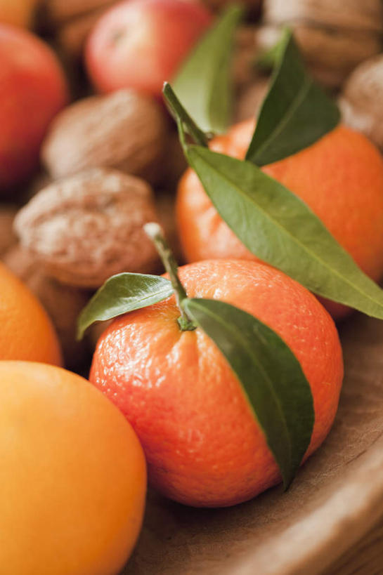 无人,竖图,俯视,室内,特写,白天,桌面,桌子,柑橘,水果,叶子,一堆,许多,堆叠,堆积,朦胧,模糊,新鲜,木制,核桃,生食,食品,坚果,果实,绿叶,很多,食物,木制品,干果,嫩叶,有机食品,绿色食品,堆,胡桃,羌桃,叶,叶片,橘子,桔子,橙子,橙,彩图,高角度拍摄