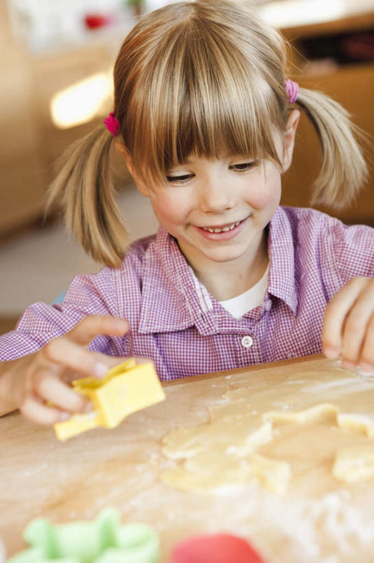 西方人,儿童,一个人,站,笑,微笑,露齿笑,竖图,俯视,室内,白天,爱情,纯洁,厨房,桌面,桌子,欧洲,欧洲人,仅一个女性,仅一个人,握,服装,爱心,朦胧,模糊,粉末,星星,面粉,浪漫,拿,粮食,拿着,注视,休闲装,小孩,衣服,观察,看,站着,仅一个小孩,休闲,温暖,温馨,心形,星形,休闲服,粉,恩爱,可爱,童年,童趣,握着,服饰,模具,观看,农产品,和睦,察看,关注,五角形,童真,烂漫,无邪,原材料,粉状,天真,女孩,女人,女性,白种人,孩子,心型,五角星,站立,半身,彩图,高角度拍摄,灶间,厨房料理台,融洽,女生,料理台