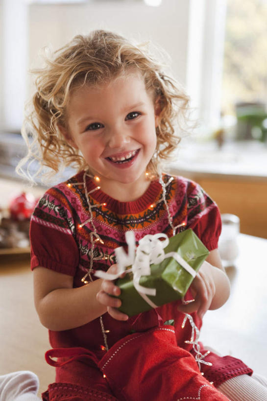 西方人,儿童,一个人,坐,笑,微笑,露齿笑,竖图,室内,白天,正面,纯洁,窗户,落地窗,袋子,礼盒,礼物,欧洲,圣诞节,欧洲人,仅一个女性,仅一个人,一堆,许多,握,堆叠,堆积,服装,节日,朦胧,模糊,庆祝,包装袋,瓷砖,地砖,丝绸,丝带,纸袋,纸盒,墙,缎带,地面,很多,拿,拿着,注视,休闲装,文化,玻璃窗,墙壁,墙面,绸带,盒子,一个,小孩,衣服,红色,绿色,白色,包装盒,礼品盒,观察,看,仅一个小孩,庆典,休闲,休闲服,可爱,童年,童趣,握着,服饰,礼品,单个,观看,纪念,堆,察看,关注,礼品袋,童真,烂漫,无邪,天真,女孩,女人,女性,白种人,孩子,坐着,半身,彩图,女生