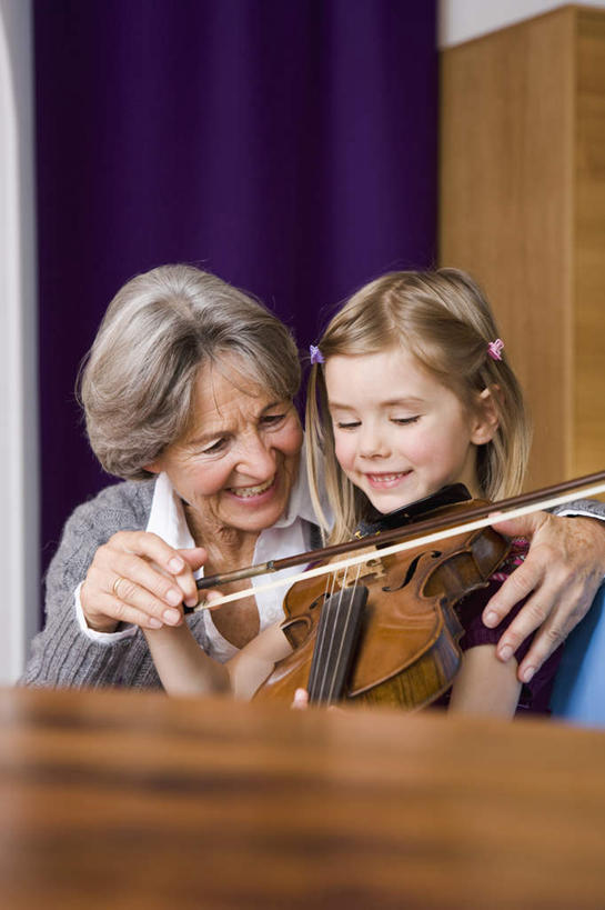 西方人,儿童,老年人,两个人,家庭,祖母,坐,蹲,笑,微笑,竖图,室内,白天,正面,纯洁,窗户,桌面,桌子,椅子,欧洲,欧洲人,一把,握,服装,朦胧,模糊,木制,墙,乐器,弦乐器,小提琴,拿,拿着,注视,休闲装,玻璃窗,墙壁,墙面,小孩,衣服,蓝色,木制品,观察,看,靠,靠着,休闲,温暖,温馨,一家人,休闲服,可爱,童年,童趣,搭,握着,服饰,奶奶,观看,祖孙,和睦,察看,搭着,关注,弓拉弦乐器,弓拉弦鸣乐器,童真,烂漫,无邪,外婆,外孙女,外祖母,天真,老年女性,女孩,女人,女性,白种人,孩子,孙女,蹲着,坐着,半身,彩图,融洽,女生