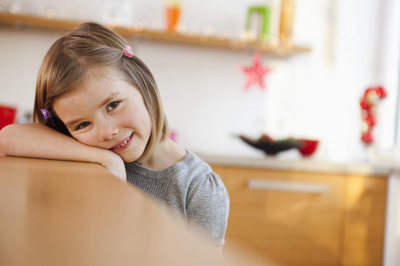 西方人,儿童,一个人,站,笑,微笑,露齿笑,横图,室内,白天,正面,纯洁,厨房,桌面,桌子,欧洲,欧洲人,仅一个女性,仅一个人,服装,朦胧,模糊,装饰,头饰,墙,星星,扭头,注视,休闲装,墙壁,墙面,一个,小孩,衣服,发夹,发饰,夹子,饰品,观察,看,趴着,站着,转头,仅一个小孩,休闲,星形,休闲服,可爱,童年,童趣,服饰,单个,观看,华丽,修饰,点缀,察看,关注,五角形,童真,烂漫,无邪,配饰,衬托,美观,雅致,雅观,天真,女孩,女人,女性,白种人,孩子,五角星,趴,站立,半身,彩图,灶间,厨房料理台,女生,料理台