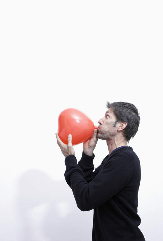 西方人,一个人,站,竖图,室内,白天,白色背景,侧面,欧洲,欧洲人,仅一个男性,仅一个人,仅一个中年男性,握,咬,服装,装饰,塑料,拿,拿着,注视,休闲装,一个,衣服,黑色,气球,塑料制品,观察,看,站着,休闲,休闲服,橘色,橡胶,握着,摄影,服饰,影棚,单个,观看,华丽,修饰,点缀,咬着,察看,关注,橡胶制品,衬托,美观,雅致,雅观,男人,男性,中年男性,白种人,站立,半身,彩图,影棚拍摄,拍摄