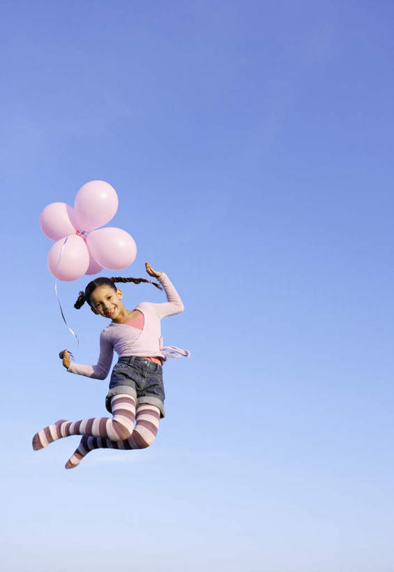 西方人,一个人,跳,竖图,室外,白天,仰视,欧洲,欧洲人,仅一个年轻女性,仅一个女性,仅一个人,许多,握,阴影,服装,装饰,光线,影子,塑料,很多,半空,拿,拿着,注视,休闲装,衣服,粉色,蓝色,蓝天,天空,阳光,气球,塑料制品,天,观察,看,休闲,休闲服,橡胶,抬脚,握着,服饰,晴朗,观看,华丽,修饰,点缀,察看,关注,橡胶制品,万里无云,衬托,美观,雅致,雅观,年轻女性,女人,女性,白种人,晴空,晴空万里,跳跃,彩图,低角度拍摄,全身