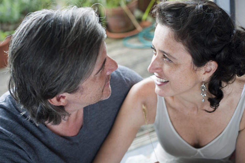 西方人,中年人,脸,头,脸颊,两个人,家庭,夫妻,笑,微笑,露齿笑,横图,俯视,室内,特写,白天,爱情,植物,地板,欧洲,欧洲人,服装,朦胧,模糊,盆栽,盆景,地面,浪漫,扭头,注视,休闲装,肩膀,木地板,相视,装饰品,衣服,绿色,自然,耳环,饰品,首饰,观察,看,转头,休闲,温暖,温馨,一家人,面对面,休闲服,恩爱,恋人,服饰,生长,成长,观看,对视,和睦,察看,互视,关注,相对,相看,耳饰,男人,男性,女人,女性,中年男性,中年女性,白种人,头部,脸部,脸蛋,面部,夫妇,情侣,半身,彩图,高角度拍摄,伴侣,融洽