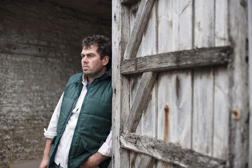 西方人,一个人,站,横图,室外,白天,正面,门,欧洲,欧洲人,仅一个男性,仅一个人,仅一个中年男性,服装,木制,墙,注视,休闲装,墙壁,墙面,衣服,木制品,门框,观察,看,靠,靠着,站着,休闲,休闲服,服饰,观看,察看,关注,手插袋,单手插袋,单手抄兜,单手放兜,男人,男性,中年男性,白种人,插兜,手插兜,手放口袋,站立,半身,彩图,手抄兜