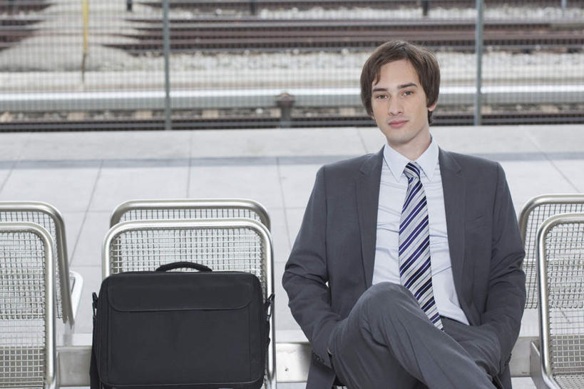 西方人,一个人,商务人士,商务男性,坐,横图,室外,白天,正面,衬衫,车站,椅子,欧洲,欧洲人,仅一个男性,仅一个人,仅一个中年男性,套装,包,公文包,领带,站台,注视,月台,观察,看,公事包,观看,翘,察看,双手插袋,象征,庄重,关注,商务装,身份,手插袋,工薪阶层,双手抄兜,双手放兜,正式,地位,男人,男性,中年男性,白种人,白领,上班族,插兜,两手抄兜,两手放兜,手插兜,手放口袋,坐着,半身,彩图,衬衣,手抄兜