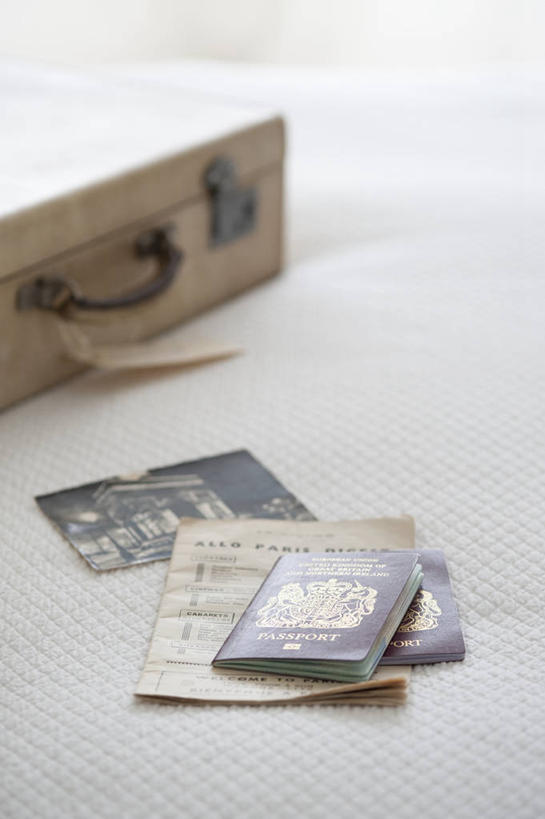 无人,竖图,俯视,室内,特写,白天,床,卧室,静物,拉杆箱,旅行箱,双人床,床单,被子,行李箱,箱子,出差,护照,被单,车票,彩图,高角度拍摄,旅行,睡房,卧房