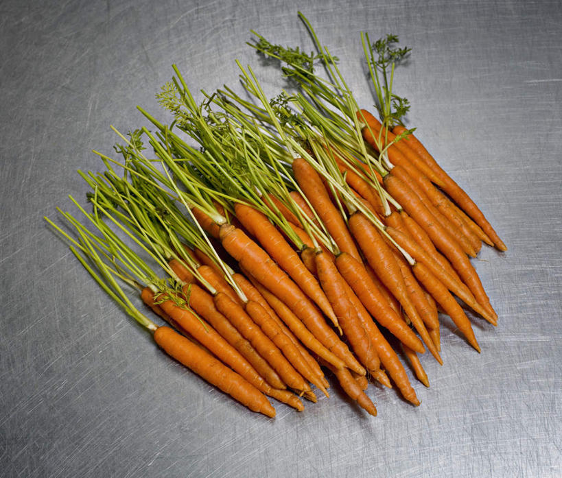 无人,横图,俯视,室内,特写,白天,餐桌,桌子,萝卜,胡萝卜,蔬菜,一堆,许多,堆叠,堆积,新鲜,食品,很多,食物,橙色,有机食品,绿色食品,餐台,堆,红萝卜,甘荀,彩图,高角度拍摄