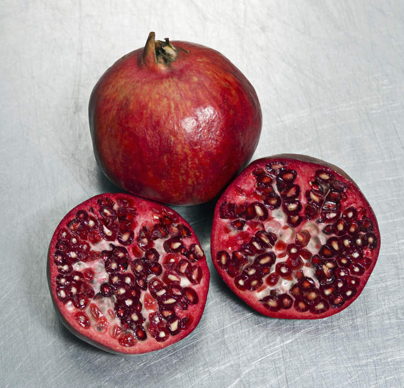 无人,横图,俯视,室内,特写,白天,餐桌,桌子,石榴,水果,切开,阴影,新鲜,反射,影子,生食,食品,果实,食物,三个,红色,切,有机食品,绿色食品,餐台,剖面,切面,涂林,若榴,金罂,金庞,丹若,安石榴,彩图,高角度拍摄