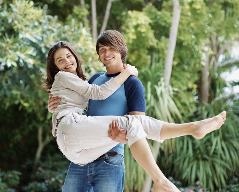 西方人,两个人,站,笑,微笑,露齿笑,横图,室外,白天,正面,爱情,树林,植物,欧洲,欧洲人,阴影,服装,光线,影子,浪漫,注视,休闲装,树,树木,衣服,蓝色,绿色,白色,阳光,自然,观察,看,站着,休闲,温暖,温馨,休闲服,恩爱,恋人,服饰,生长,成长,观看,和睦,察看,关注,新娘抱,公主抱,男人,男性,年轻男性,年轻女性,女人,女性,白种人,情侣,站立,半身,彩图,伴侣,融洽