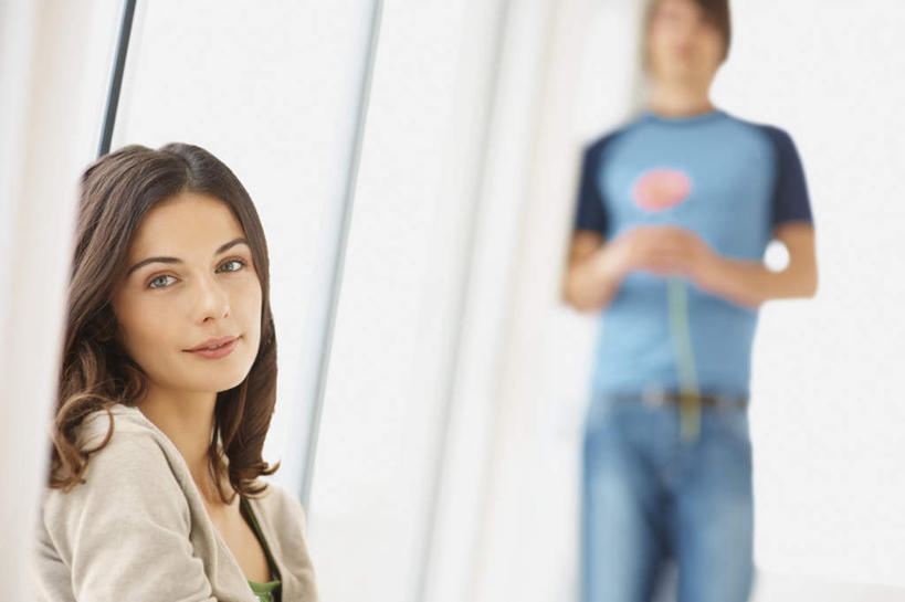 西方人,两个人,焊工,坐,横图,室内,白天,正面,爱情,窗户,落地窗,欧洲,欧洲人,握,服装,朦胧,模糊,盛开,墙,浪漫,拿,花蕾,拿着,注视,休闲装,玻璃窗,墙壁,墙面,花,花瓣,花朵,鲜花,衣服,花苞,花蕊,观察,看,休闲,温暖,温馨,休闲服,恩爱,握着,恋人,服饰,观看,和睦,察看,关注,男人,男性,年轻男性,年轻女性,女人,女性,白种人,情侣,电焊工,焊接工,坐着,半身,彩图,伴侣,融洽