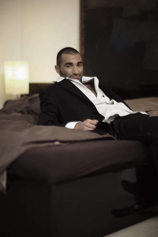 西方人,一个人,躺,笑,微笑,露齿笑,竖图,室内,白天,正面,衬衫,西装,床,卧室,照明,欧洲,欧洲人,仅一个男性,仅一个人,撑,套装,正装,墙,双人床,灯光,床单,领带,注视,职业装,被子,墙壁,墙面,灯,仅一个年轻男性,灯具,观察,看,观看,照亮,察看,撑着,被单,照明设备,关注,床头灯,卧着,男人,男性,年轻男性,白种人,躺着,卧,半身,彩图,衬衣,睡房,卧房