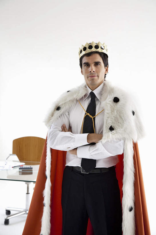 西方人,一个人,商务人士,商务男性,站,双手交叉,竖图,室内,白天,白色背景,正面,衬衫,桌子,皇冠,椅子,欧洲,欧洲人,仅一个男性,仅一个人,仅一个中年男性,套装,办公桌,领带,注视,观察,看,站着,摄影,影棚,观看,权威,察看,双手抱胸,象征,庄重,高贵,关注,商务装,身份,斗篷,工薪阶层,正式,地位,权力,统治,大氅,男人,男性,中年男性,白种人,白领,上班族,王冠,站立,半身,彩图,影棚拍摄,衬衣,拍摄