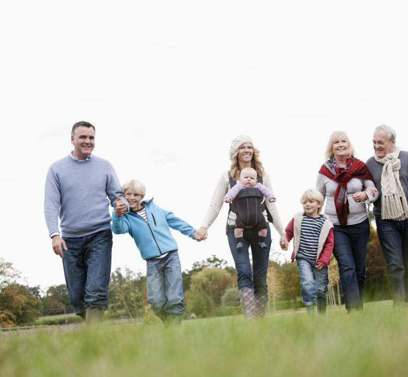 西方人,婴儿,儿童,中年人,老年人,背,夫妻,母亲,父亲,儿子,祖母,祖父,三代同堂,走,握手,横图,室外,白天,仰视,爱情,纯洁,草地,草坪,树林,植物,欧洲,欧洲人,牵,服装,装饰,许多人,浪漫,注视,休闲装,祖孙三代,草,树,树木,小孩,衣服,蓝色,绿色,蓝天,天空,自然,围巾,天,背着,观察,看,一群人,休闲,温暖,温馨,父子,母子,休闲服,恩爱,父爱,可爱,母爱,童年,童趣,恋人,服饰,生长,晴朗,奶奶,爷爷,成长,围脖,观看,牵着,祖孙,保暖,华丽,点缀,和睦,察看,御寒,关注,宝宝,童真,纯真,烂漫,无邪,外婆,外祖母,外公,外祖父,外孙,万里无云,外孙子,衬托,美观,雅致,雅观,背负,伶俐,天真,老年男性,老年女性,男孩,男人,男性,女人,女性,中年男性,中年女性,白种人,孩子,夫妇,情侣,全家福,孙子,晴空,晴空万里,步行,搀手,拉手,散步,手拉手,手握手,走路,半身,彩图,低角度拍摄,伴侣,融洽,男生,爸爸,多代同堂,妈妈