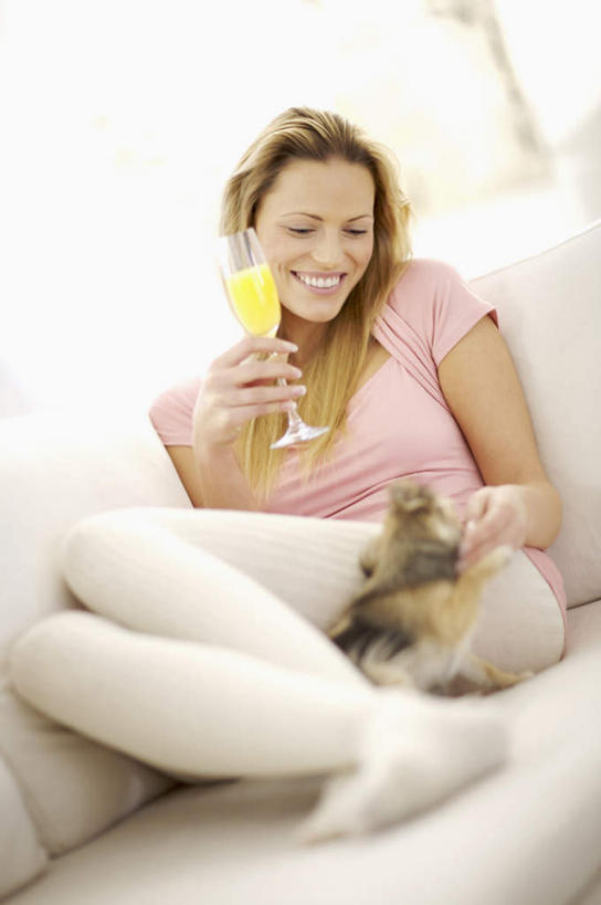 西方人,一个人,客厅,坐,笑,摸,微笑,露齿笑,竖图,室内,白天,正面,沙发,含羞草,宠物,狗,杯子,欧洲,欧洲人,仅一个年轻女性,仅一个女性,仅一个人,抚摸,握,服装,高脚杯,酒类,拿,拿着,注视,休闲装,文化,玻璃制品,酒,饮料,一只,衣服,动物,酒杯,鸡尾酒,观察,看,休闲,休闲服,可爱,调酒,握着,服饰,观看,察看,创造,起居室,关注,想象,布艺沙发,香槟杯,忠诚,客堂,年轻女性,女人,女性,白种人,玻璃杯,犬,触摸,接触,坐着,彩图,全身,含羞草鸡尾酒