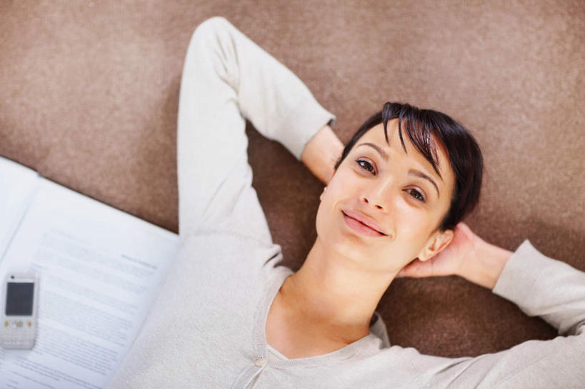 西方人,一个人,商务人士,商务女性,躺,笑,打电话,微笑,横图,俯视,室内,白天,地板,电话,手机,欧洲,欧洲人,仅一个女性,仅一个人,抱头,套装,服装,材料,档案,文件,纸,注视,休闲装,通讯设备,衣服,手稿,资料,观察,看,仅一个中年女性,休闲,休闲服,服饰,观看,证明,察看,双手抱头,关注,文档,商务装,工薪阶层,捧首,捧头,卧着,交流,女人,女性,中年女性,白种人,白领,上班族,沟通,躺着,通话,卧,半身,彩图,高角度拍摄