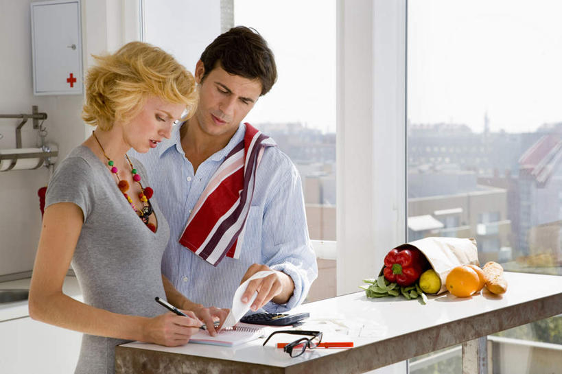 西方人,中年人,两个人,家庭,夫妻,站,横图,室内,白天,正面,爱情,计算器,厨房,窗户,桌面,桌子,辣椒,蔬菜,袋子,水果,项链,欧洲,欧洲人,握,服装,新鲜,计算,科学,笔,材料,档案,纺织物,文件,眼镜,纸,纸袋,生食,食品,果实,办公用品,浪漫,拿,拿着,注视,休闲装,蔬果,玻璃窗,文具,装饰品,食物,衣服,容器,饰品,手稿,首饰,学习用品,资料,毛巾,观察,看,清洁,站着,休闲,温暖,温馨,一家人,休闲服,恩爱,握着,理财,财务,恋人,服饰,有机食品,绿色食品,观看,储藏,保暖,文具用品,证明,和睦,察看,甜橙,储存,关注,数学,文档,近视眼镜,彩椒,透气,防水,辣角,红海椒,大椒,辣虎,广椒,储水,耐磨,吸水,男人,男性,女人,女性,中年男性,中年女性,白种人,夫妇,情侣,橙子,橙,甜椒,柿子椒,辣子,海椒,番椒,灯笼椒,站立,半身,彩图,灶间,厨房料理台,鹄壳,黄橙,黄果,金橙,金环,金球,糖橙,伴侣,融洽,贮存,料理台