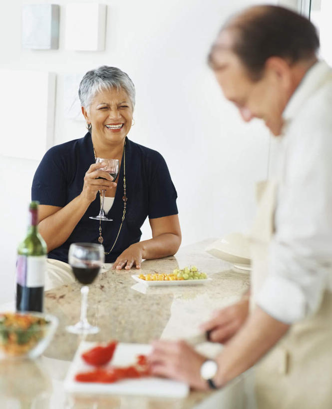 葡萄酒,西方人,老年人,两个人,家庭,夫妻,站,笑,微笑,露齿笑,竖图,室内,白天,正面,爱情,厨房,桌面,桌子,辣椒,杯子,金属制品,欧洲,欧洲人,握,服装,朦胧,模糊,时间,金属,高脚杯,工具,时钟,手表,墙,案板,刀具,红酒杯,酒类,浪漫,拿,计时,拿着,注视,休闲装,墙壁,墙面,玻璃制品,酒,砧板,饮料,衣服,酒杯,钟表,刀,观察,看,站着,休闲,温暖,温馨,一家人,休闲服,表,恩爱,握着,恋人,服饰,观看,腕表,和睦,察看,葡萄酒杯,关注,菜刀,彩椒,辣角,红海椒,大椒,辣虎,广椒,切菜刀,老年男性,老年女性,男人,男性,女人,女性,白种人,夫妇,情侣,玻璃杯,钟,甜椒,柿子椒,辣子,海椒,番椒,灯笼椒,站立,半身,彩图,灶间,厨房料理台,伴侣,融洽,料理台