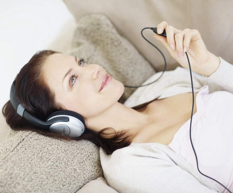 西方人,一个人,客厅,躺,笑,微笑,横图,俯视,室内,白天,快乐,满意,幸福,沙发,欧洲,欧洲人,仅一个年轻女性,仅一个女性,仅一个人,握,服装,音响,音乐,拿,听,拿着,注视,休闲装,娱乐,衣服,耳机,观察,看,享受,休闲,休闲服,放松,握着,服饰,观看,察看,起居室,舒适,享乐,关注,布艺沙发,客堂,卧着,年轻女性,女人,女性,白种人,躺着,卧,半身,彩图,高角度拍摄