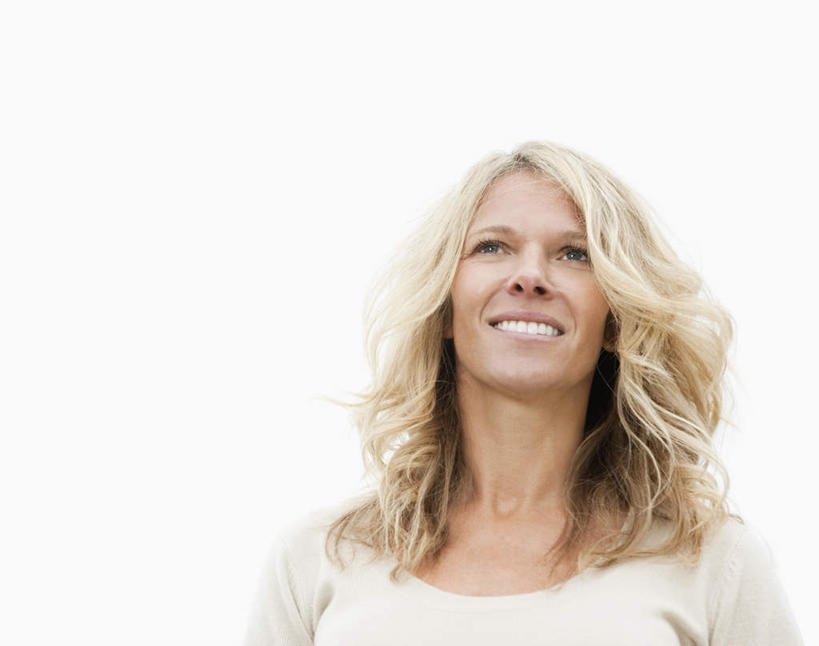 西方人,一个人,站,笑,微笑,露齿笑,横图,室内,白天,白色背景,正面,欧洲,欧洲人,仅一个女性,仅一个人,服装,注视,休闲装,衣服,观察,看,站着,仅一个中年女性,休闲,休闲服,摄影,服饰,影棚,观看,察看,关注,女人,女性,中年女性,白种人,站立,半身,彩图,影棚拍摄,拍摄