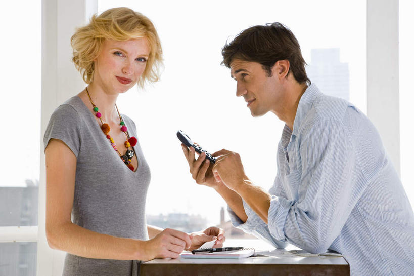 西方人,中年人,两个人,家庭,夫妻,站,横图,室内,白天,侧面,爱情,计算器,窗户,桌面,桌子,项链,欧洲,欧洲人,撑,敲打,握,服装,计算,科学,材料,档案,文件,纸,办公用品,浪漫,拿,拿着,注视,休闲装,输入,玻璃窗,装饰品,衣服,饰品,手稿,首饰,资料,打字,观察,看,站着,休闲,温暖,温馨,一家人,休闲服,恩爱,握着,理财,财务,恋人,服饰,观看,点击,敲击,证明,和睦,察看,撑着,关注,数学,文档,按键,男人,男性,女人,女性,中年男性,中年女性,白种人,夫妇,情侣,站立,半身,彩图,厨房料理台,伴侣,融洽,料理台