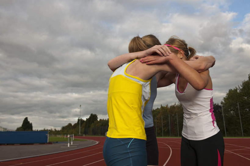 西方人,背部,三个人,伙伴,朋友,运动员,体育馆,运动场,站,抱,横图,室外,白天,正面,运动服,友谊,植物,欧洲,欧洲人,服装,云,云朵,跑道,云彩,注视,体育场,树,树木,衣服,蓝色,绿色,白云,蓝天,天空,自然,天,观察,看,站着,服饰,田径场,生长,晴朗,成长,抱着,观看,察看,搂着,衣着,穿着,关注,塑胶跑道,运动馆,衣饰,友情,年轻女性,女人,女性,白种人,晴空,体育运动员,运动选手,搂,搂抱,站立,半身,彩图,全天候田径运动跑道,运动装