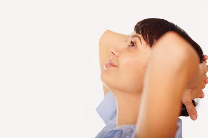 西方人,一个人,商务人士,商务女性,笑,微笑,露齿笑,横图,室外,白天,白色背景,侧面,欧洲,欧洲人,仅一个年轻女性,仅一个女性,仅一个人,抱头,套装,注视,观察,看,摄影,影棚,观看,察看,双手抱头,关注,商务装,工薪阶层,捧首,捧头,年轻女性,女人,女性,白种人,白领,上班族,抬头,仰头,半身,彩图,影棚拍摄,拍摄