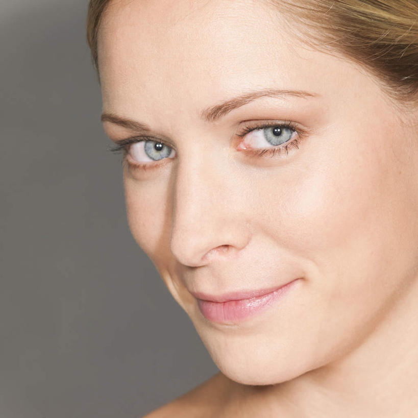 西方人,脸,头,脸颊,一个人,笑,微笑,方图,室外,特写,白天,正面,欧洲,欧洲人,仅一个年轻女性,仅一个女性,仅一个人,灰色背景,注视,观察,看,摄影,影棚,观看,察看,关注,年轻女性,女人,女性,白种人,头部,脸部,脸蛋,面部,半身,彩图,影棚拍摄,拍摄