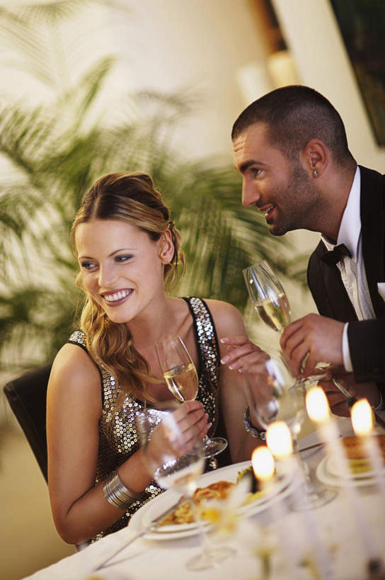 西方人,两个人,餐厅,坐,笑,微笑,露齿笑,竖图,室内,白天,正面,衬衫,晚礼服,西装,爱情,植物,餐桌,桌子,餐具,蜡烛,欧洲,欧洲人,握,阴影,套装,正装,朦胧,模糊,光线,叉子,刀叉,刀子,碟子,火焰,盘,盆栽,影子,烛光,墙,领带,盆景,浪漫,燃烧,拿,拿着,注视,职业装,墙壁,墙面,装饰品,绿色,自然,盘子,饰品,手链,首饰,碟,点燃,观察,看,温暖,温馨,恩爱,握着,恋人,手镯,生长,成长,餐台,观看,和睦,察看,关注,餐刀,镯子,餐叉,男人,男性,年轻男性,年轻女性,女人,女性,白种人,情侣,进餐用具,坐着,半身,彩图,衬衣,晚宴服,舞会服,洋服,洋装,夜礼服,餐馆,饭店,饭馆,伴侣,融洽