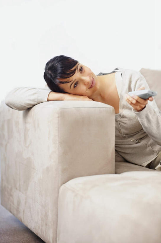 西方人,一个人,客厅,坐,举,竖图,室内,白天,正面,沙发,欧洲,欧洲人,仅一个年轻女性,仅一个女性,仅一个人,握,阴影,服装,反射,影子,墙,拿,拿着,注视,休闲装,墙壁,墙面,衣服,灰色,遥控器,观察,看,靠,靠着,趴着,托,倚靠,休闲,休闲服,握着,服饰,观看,察看,起居室,倚着,关注,布艺沙发,客堂,年轻女性,女人,女性,白种人,举起,举手,举着,趴,向上举,向上伸,向上托,坐着,半身,彩图