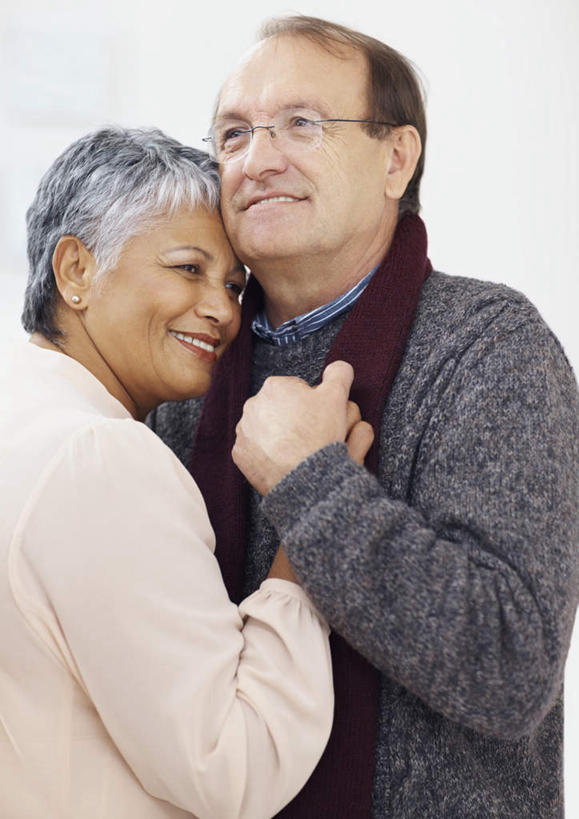 西方人,老年人,两个人,家庭,夫妻,站,握手,抱,笑,微笑,露齿笑,竖图,室内,白天,正面,爱情,欧洲,欧洲人,阴影,服装,反射,眼镜,影子,墙,浪漫,注视,休闲装,墙壁,墙面,衣服,白色,黑色,观察,看,站着,休闲,温暖,温馨,一家人,休闲服,恩爱,恋人,服饰,抱着,观看,老花镜,和睦,察看,搂着,关注,远视眼镜,老年男性,老年女性,男人,男性,女人,女性,白种人,夫妇,情侣,搀手,怀抱,拉手,搂,搂抱,手搀手,手拉手,手牵手,手握手,相抱,拥抱,站立,半身,彩图,伴侣,融洽