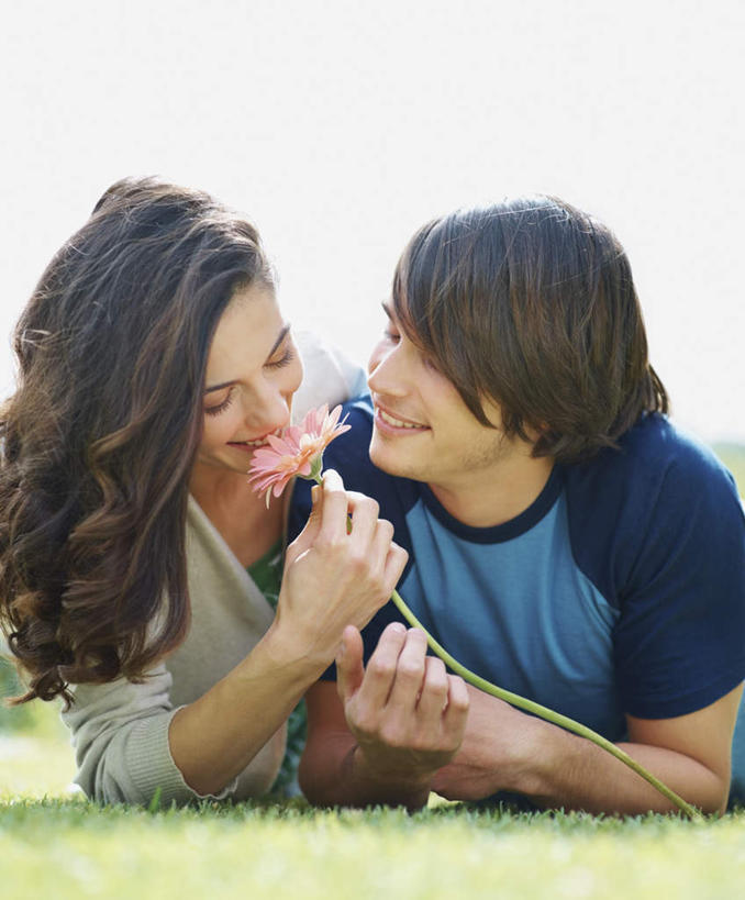 西方人,两个人,笑,微笑,露齿笑,竖图,室外,白天,正面,爱情,草地,草坪,植物,欧洲,欧洲人,握,阴影,服装,盛开,光线,影子,浪漫,拿,花蕾,拿着,注视,休闲装,闻,草,花,花瓣,花朵,鲜花,一朵,衣服,蓝色,绿色,灰色,天空,阳光,天,花苞,花蕊,观察,看,趴着,休闲,温暖,温馨,休闲服,恩爱,握着,恋人,服饰,晴朗,观看,和睦,察看,嗅,关注,万里无云,男人,男性,年轻男性,女人,女性,中年女性,白种人,情侣,晴空,晴空万里,趴,彩图,全身,伴侣,融洽