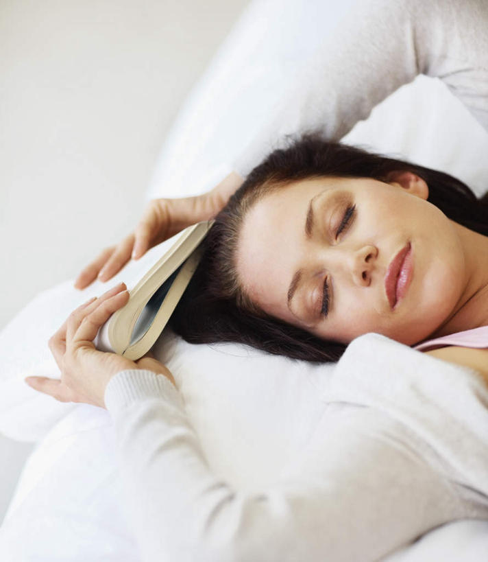 西方人,一个人,躺,闭眼,睡,竖图,室内,白天,正面,床,卧室,书籍,欧洲,欧洲人,仅一个年轻女性,仅一个女性,仅一个人,握,阴影,服装,反射,影子,墙,床单,拿,拿着,休闲装,被子,墙壁,墙面,衣服,白色,休闲,休闲服,握着,服饰,单人床,被单,卧着,年轻女性,女人,女性,白种人,书,图书,闭眼睛,闭着眼,闭着眼睛,困,困觉,寝息,睡觉,躺着,卧,半身,彩图,睡房,卧房