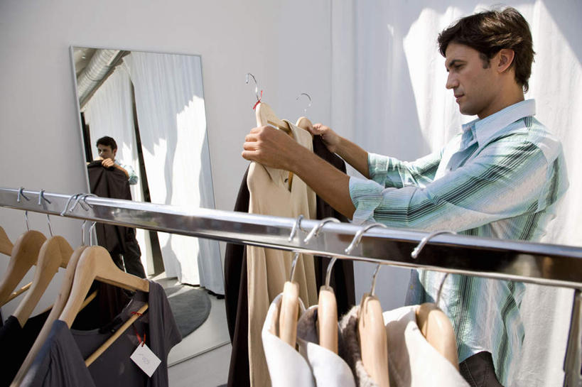 西方人,一个人,商店,站,横图,室内,白天,侧面,购物,消费,镜子,超市,衣架,欧洲,欧洲人,仅一个男性,仅一个人,一排,握,阴影,服装,整齐,反射,影子,墙,拿,拿着,注视,休闲装,墙壁,墙面,排列,仅一个年轻男性,衣服,穿衣镜,观察,看,站着,休闲,休闲服,握着,金融,更衣间,试衣间,百货,服饰,观看,镜像,察看,镜面,服装店,队列,关注,更衣室,选购,贸易,百货公司,服饰店,光学,血拼,男人,男性,年轻男性,白种人,挂衣架,晾衣架,站立,半身,彩图,购物商场,购物中心,商业中心