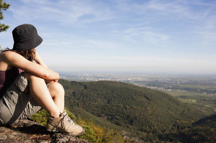 西方人,一个人,坐,横图,室外,白天,侧面,运动服,草地,草坪,石头,山,山脉,树林,植物,帽子,欧洲,欧洲人,仅一个女性,仅一个人,阴影,服装,光线,石子,影子,山峰,云,云朵,山峦,云彩,注视,草,树,树木,衣服,蓝色,绿色,黑色,白云,蓝天,天空,阳光,自然,遮阳帽,群山,天,观察,看,仅一个中年女性,服饰,生长,晴朗,成长,观看,察看,衣着,穿着,关注,一顶,衣饰,女人,女性,中年女性,白种人,石块,岩石,晴空,坐着,半身,彩图,运动装