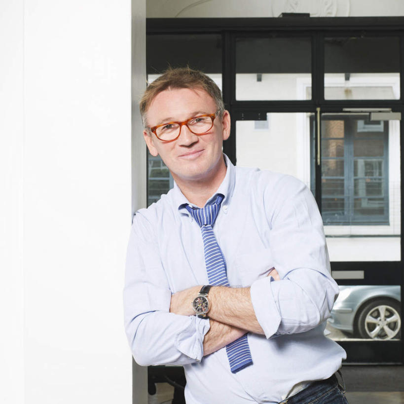 西方人,一个人,商务人士,商务男性,站,笑,双手交叉,微笑,方图,室外,白天,正面,衬衫,窗户,汽车,欧洲,欧洲人,仅一个男性,仅一个人,仅一个中年男性,一辆,阴影,套装,时间,反射,时钟,手表,眼镜,影子,领带,计时,注视,玻璃窗,车,蓝色,钟表,交通工具,轿车,观察,看,站着,表,观看,腕表,察看,双手抱胸,象征,庄重,关注,载具,商务装,身份,近视眼镜,工薪阶层,正式,地位,男人,男性,中年男性,白种人,白领,上班族,钟,站立,半身,彩图,衬衣