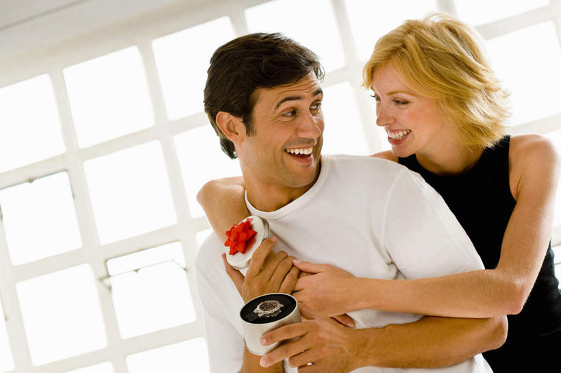 西方人,两个人,站,抱,笑,微笑,露齿笑,横图,室内,白天,正面,爱情,窗户,礼盒,礼物,欧洲,欧洲人,阴影,服装,时间,反射,时钟,手表,丝绸,丝带,影子,纸盒,墙,缎带,浪漫,计时,注视,休闲装,玻璃窗,墙壁,墙面,绸带,盒子,衣服,白色,黑色,包装盒,礼品盒,钟表,观察,看,站着,休闲,温暖,温馨,休闲服,表,恩爱,恋人,服饰,礼品,抱着,观看,腕表,和睦,察看,搂着,关注,男人,男性,年轻男性,年轻女性,女人,女性,白种人,情侣,钟,怀抱,搂,搂抱,相抱,拥抱,站立,半身,彩图,伴侣,融洽